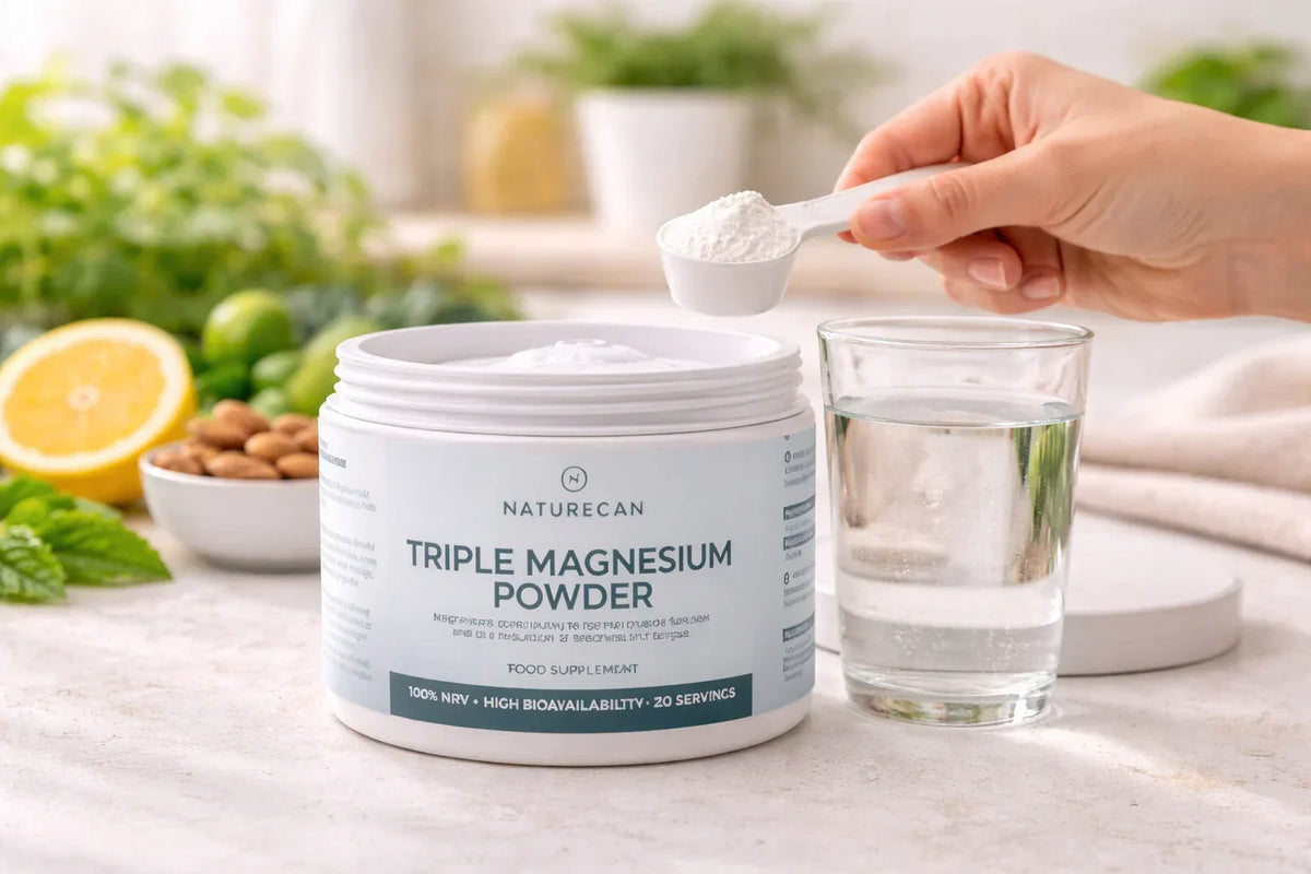 Naturecan triple magnesium naast een glas water en citrus.
