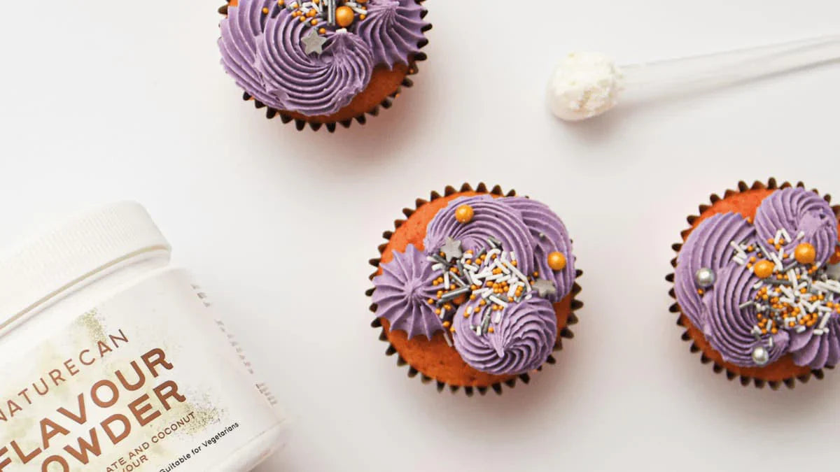 Paarse cupcakes naast Naturecan eiwitpoeder.