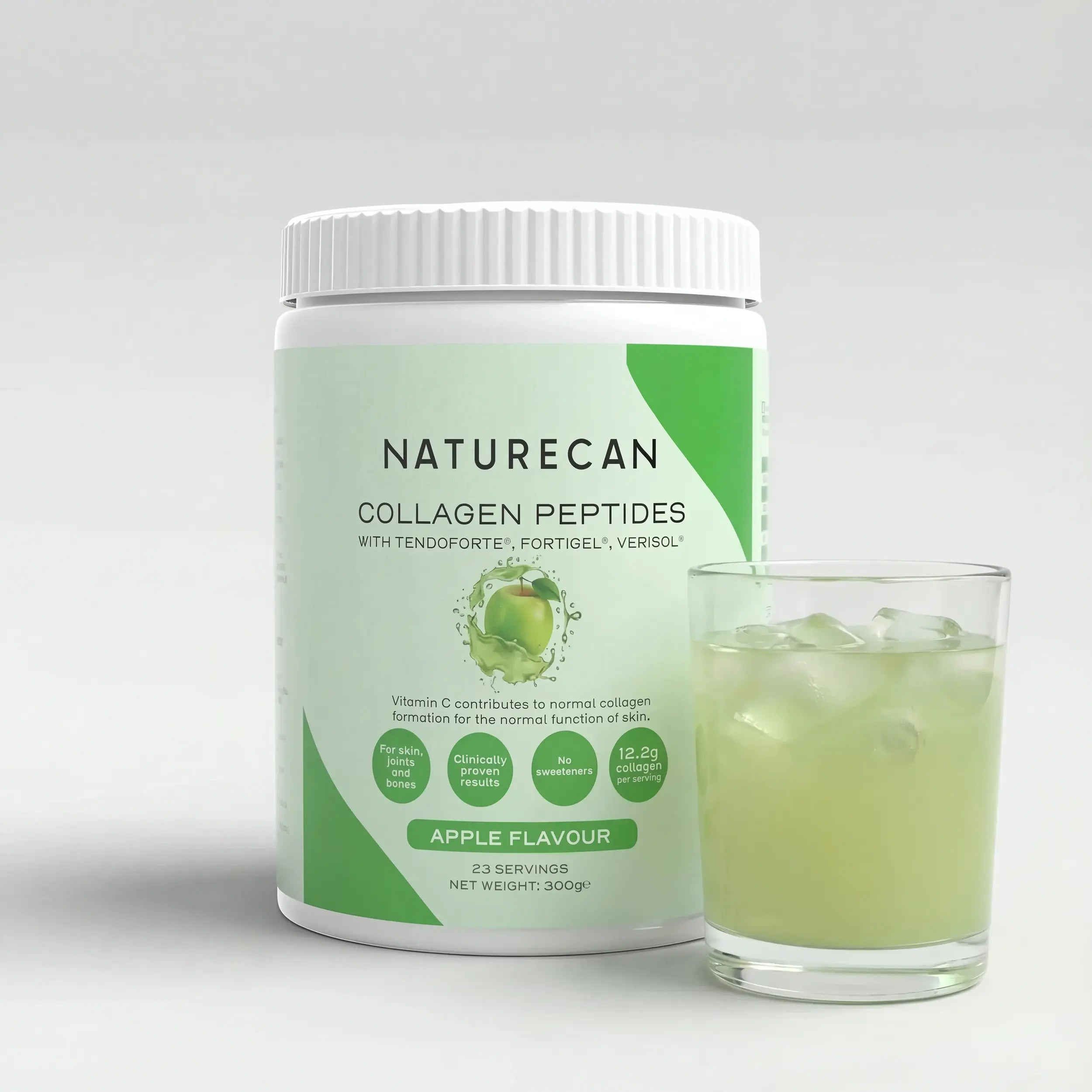 Collageen Peptiden Poeder van NATURECAN met appelsmaak naast een glas groene drank met ijsblokjes.