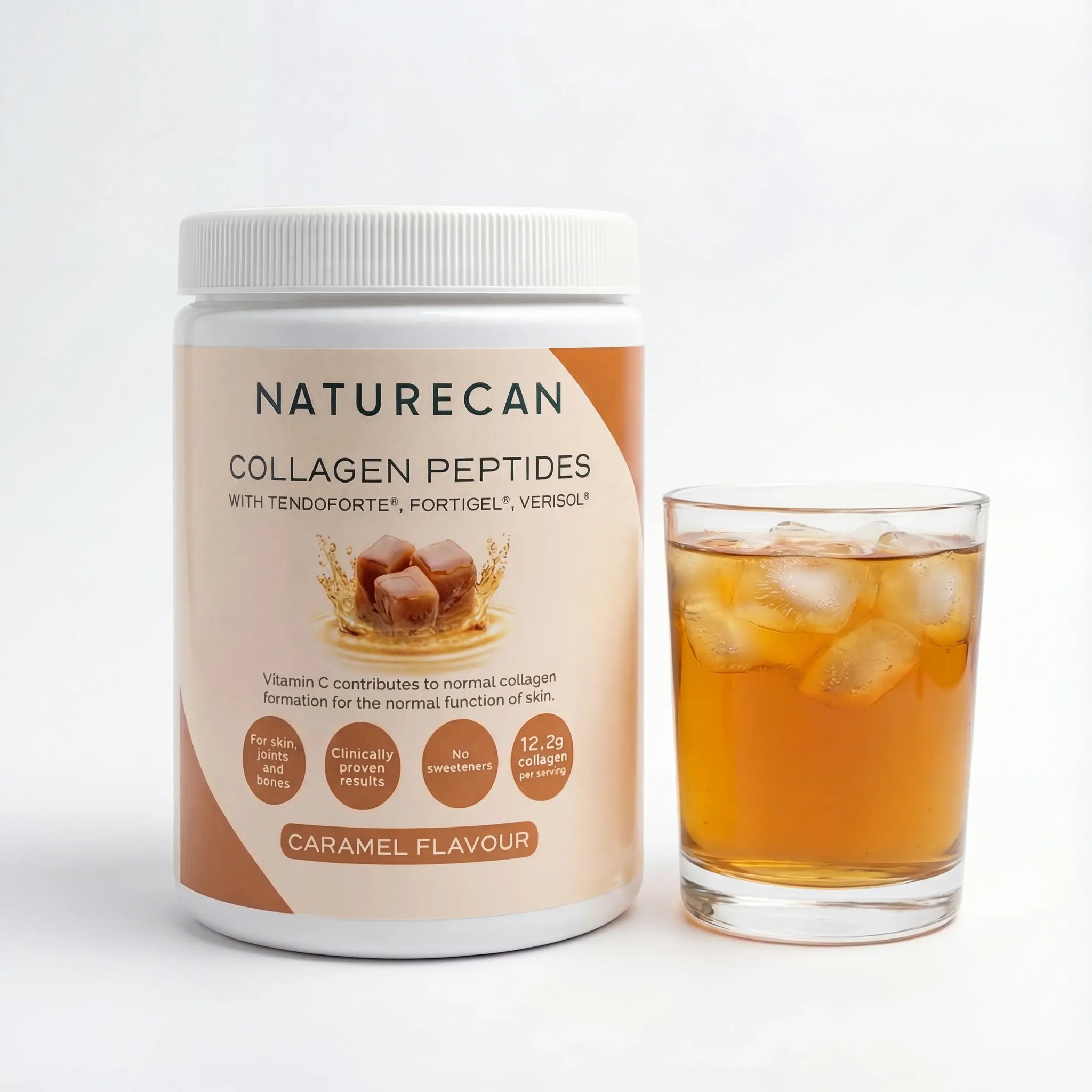 Collageen Peptiden Poeder van NATURECAN met karamel smaak, naast een glas koude drank met ijsblokjes.