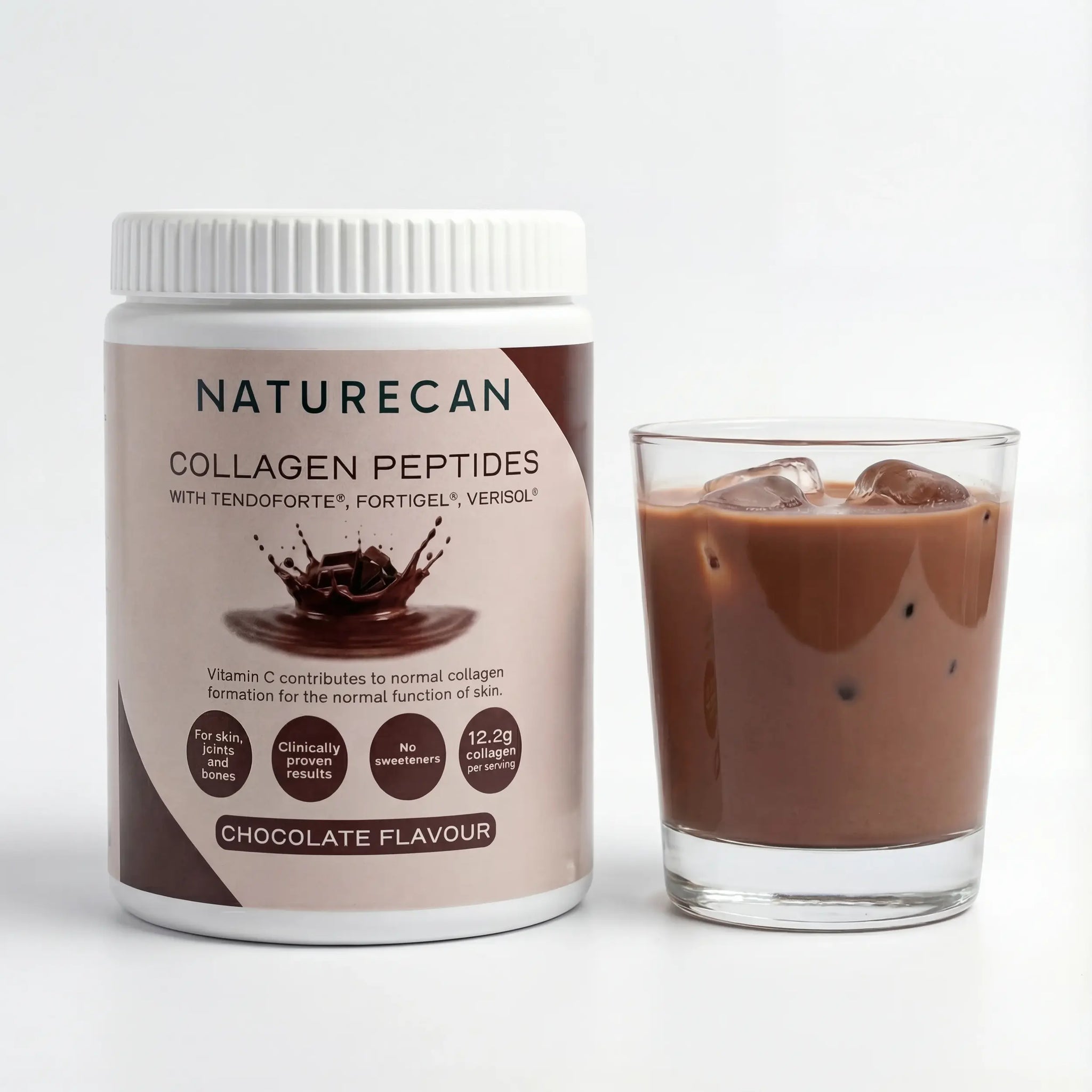 Collageen Peptiden Poeder van NATURECAN met chocoladesmaak naast een glas chocoladedrank met ijsblokjes.