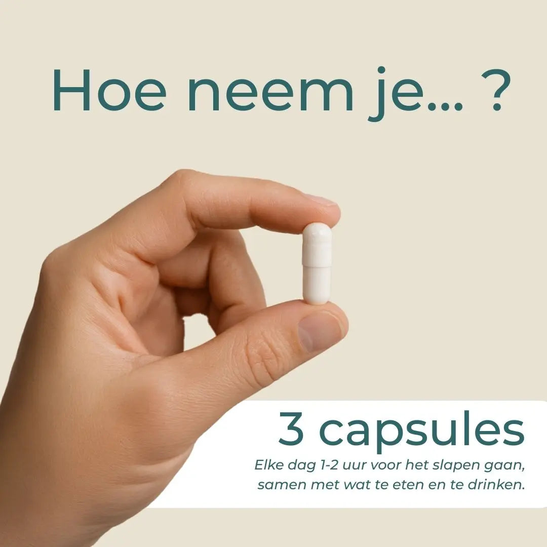 Hand houdt een witte capsule vast met tekst die aanbeveelt 3 capsules per dag in te nemen voor het slapen.
