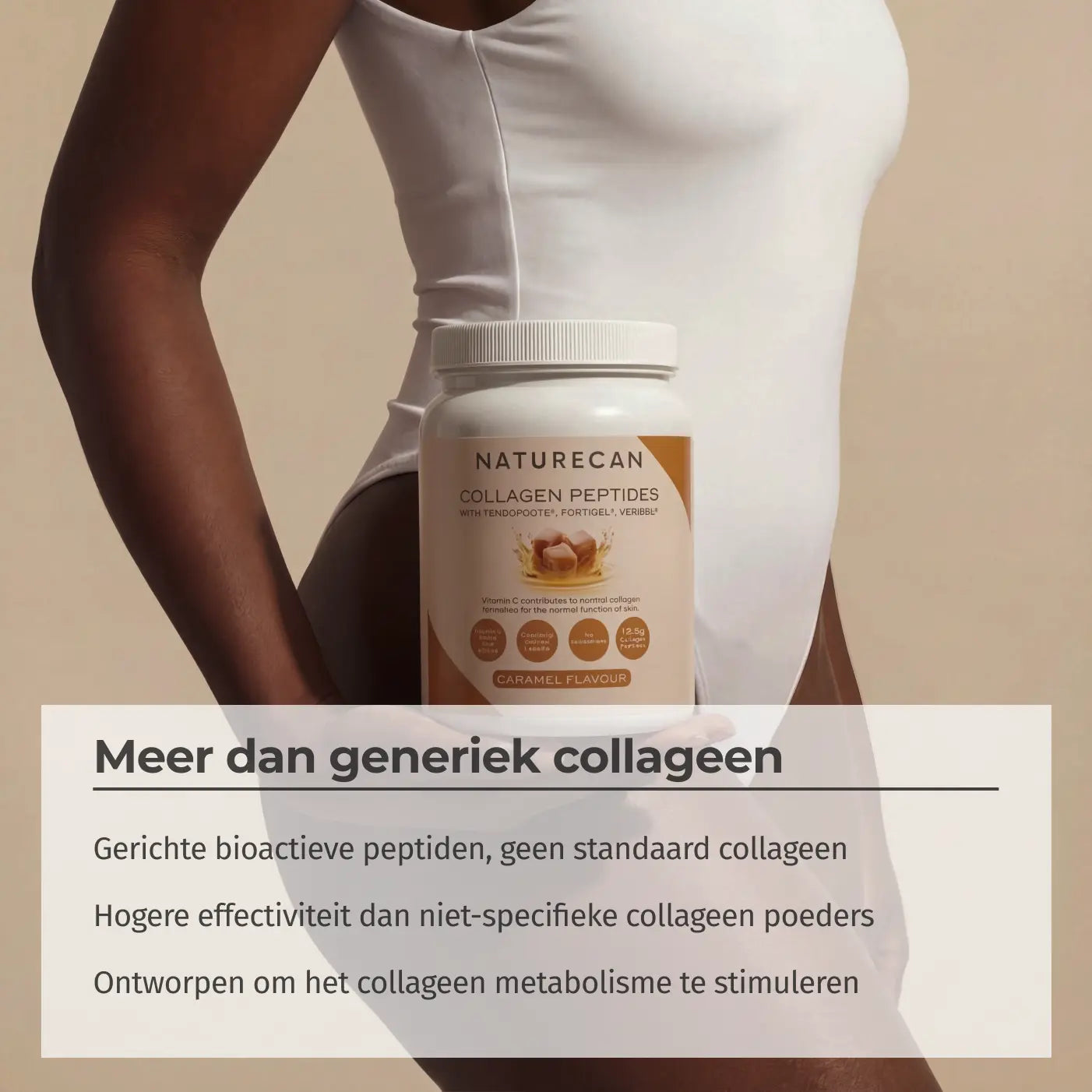 Collageen Peptiden Poeder van NATURECAN met karamel smaak, vastgehouden door een persoon in een witte outfit.
