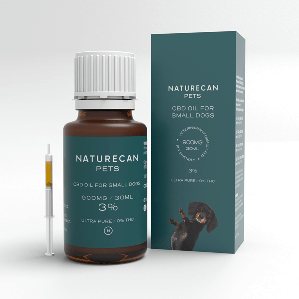 CBD Olie voor Honden van Naturecan, met een spuit en verpakking die '900mg/30ml' vermeldt naast een teckel.