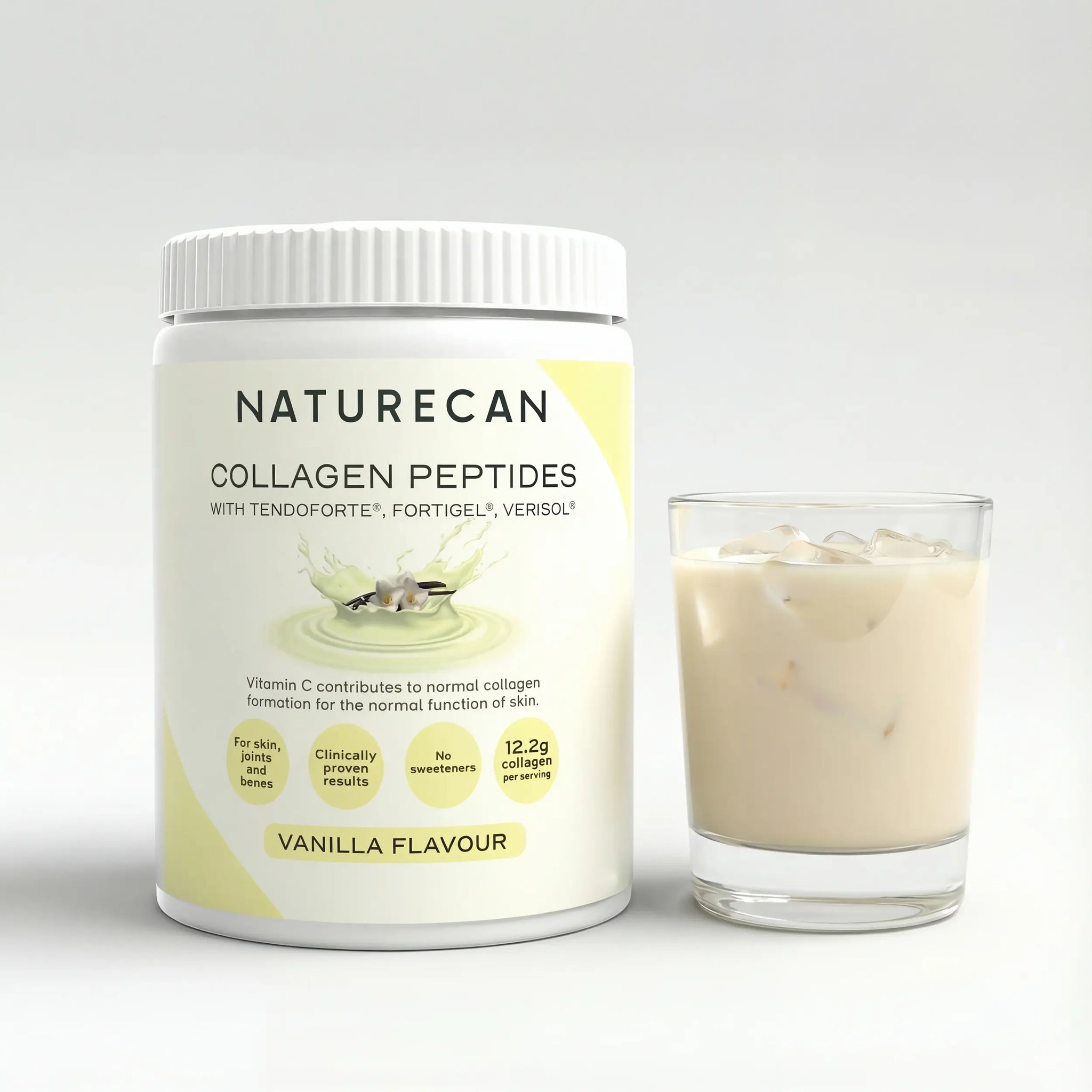 Collageen Peptiden Poeder van NATURECAN met vanillesmaak naast een glas vanille drank met ijsblokjes.