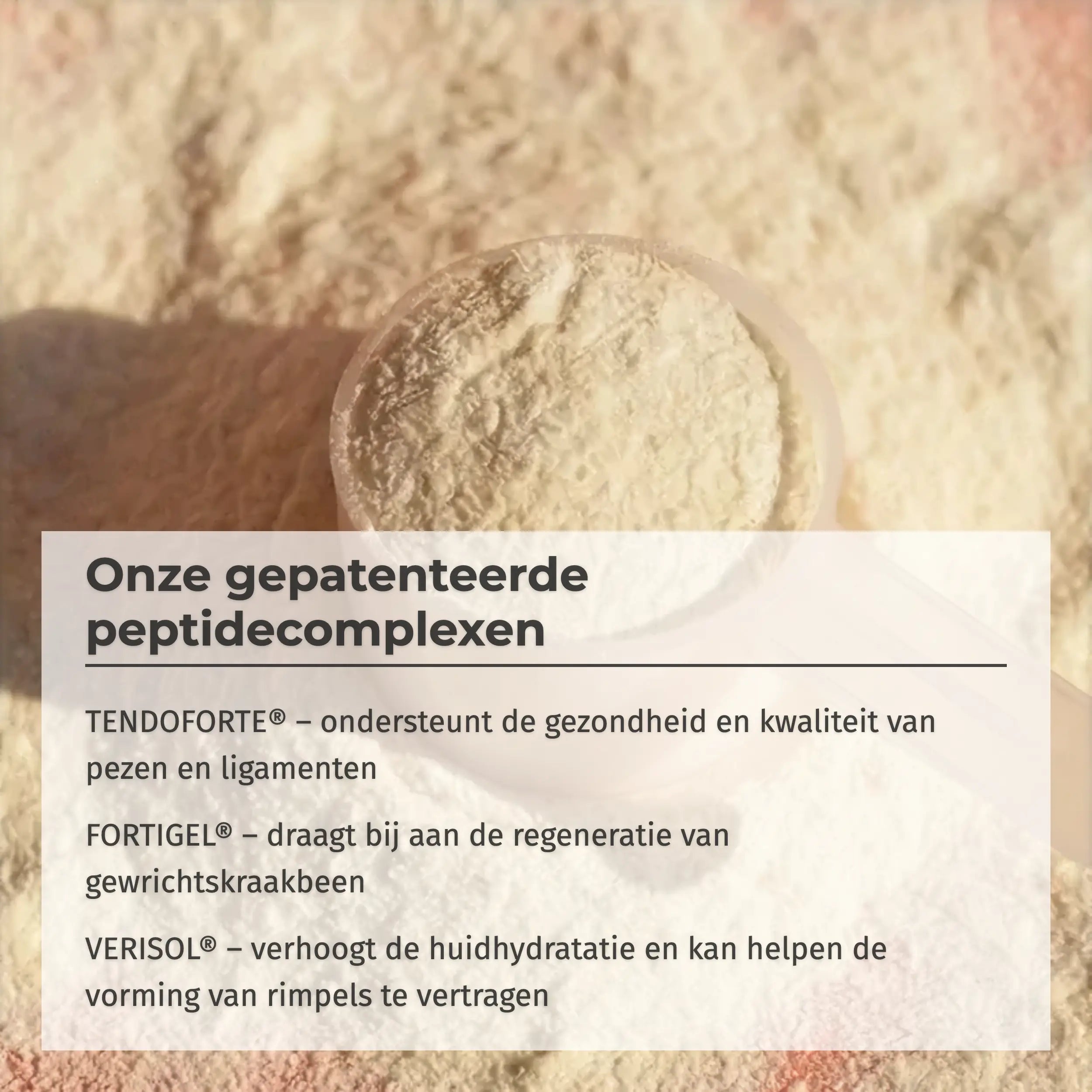 Een schepje Collageen Peptiden Poeder op een bed van poeder met tekst over gepatenteerde peptidecomplexen.