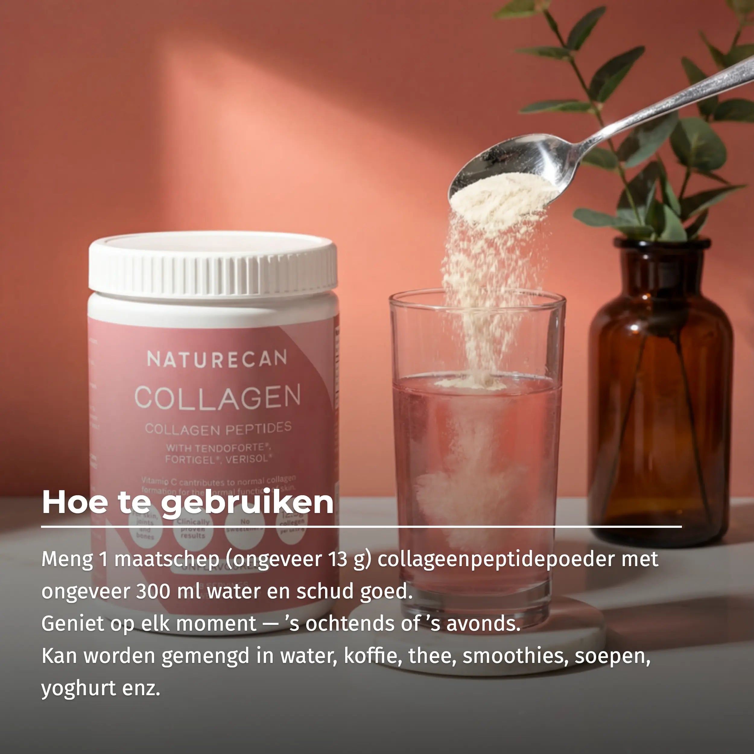 Collageen Peptiden Poeder van NATURECAN met roze label naast een glas waarin poeder wordt gemengd met water.