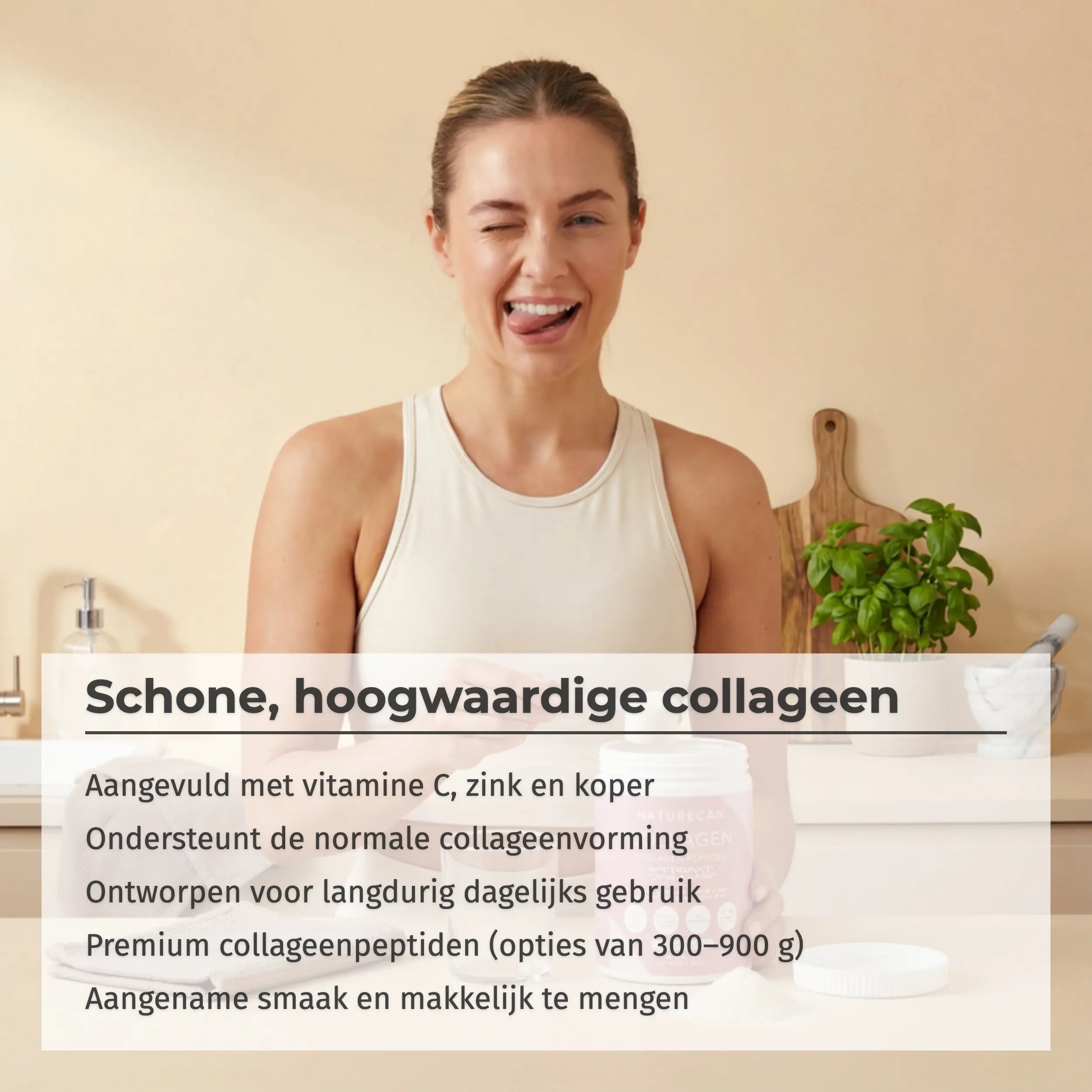 Een vrouw in een beige top met tekst over de voordelen van collageen en supplementinformatie op de voorgrond.
