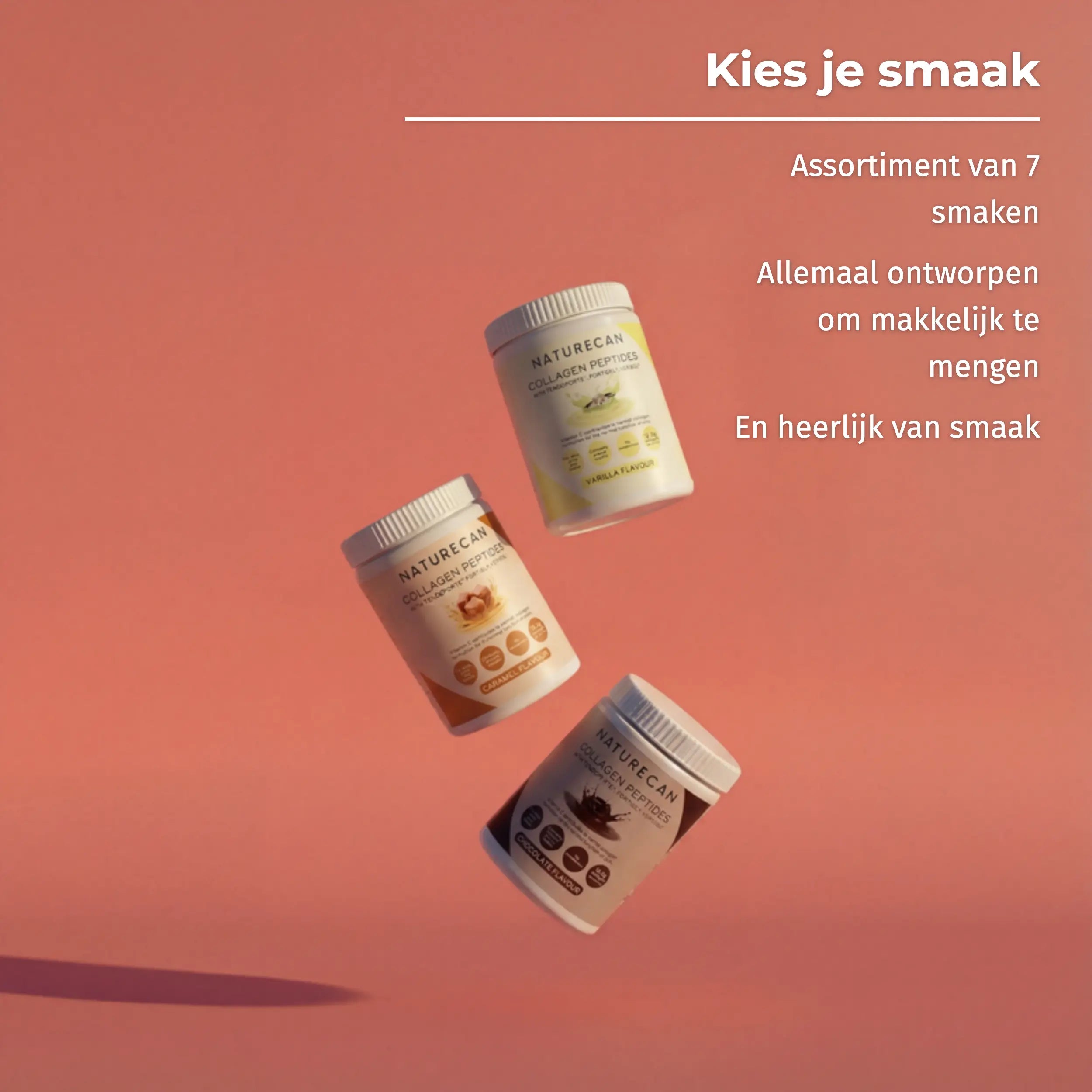 Drie potten Collageen Peptiden Poeder van NATURECAN zweven tegen een roze achtergrond met verschillende smaken.