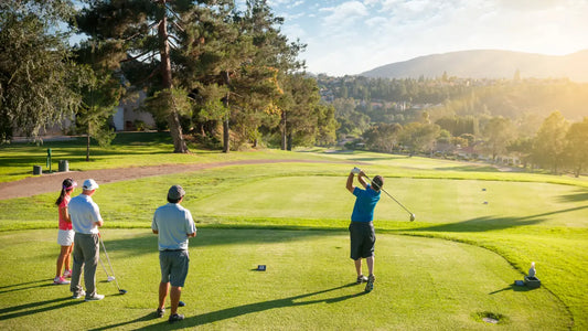 Golfers spelen in het veld op een zonnige dag bij het bos
