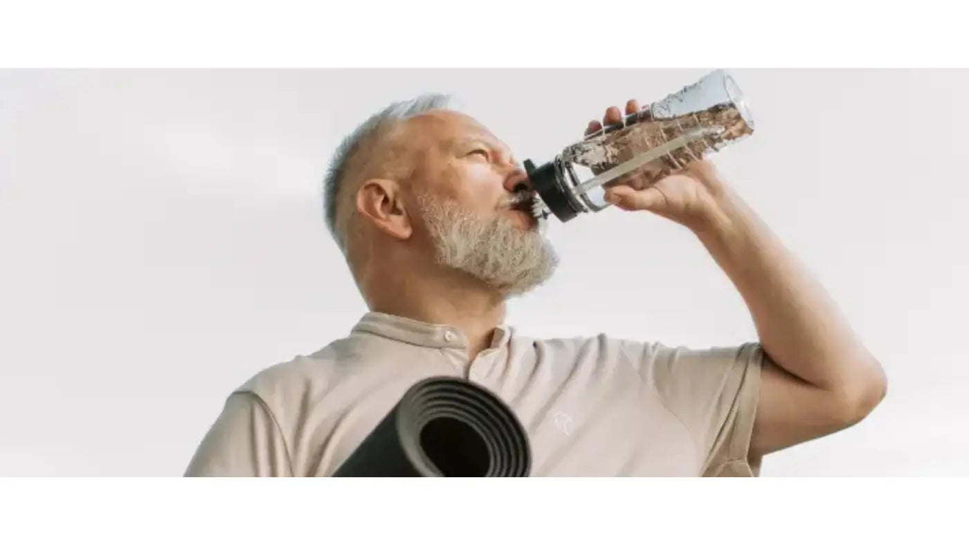 Man drinkt water na de training