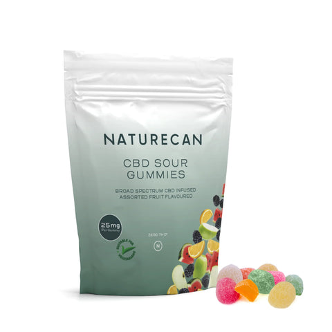 Naturecan CBD Sour Gummies in een zak met kleurrijke fruitvormige gummies en 25mg per gummy op de verpakking.