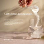 Collageen Peptiden Poeder wordt uit een schepje in een glas water gegoten, met een neutrale achtergrond.