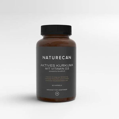 Bruine fles Actieve Curcumine met opschrift "Aktives Kurkuma mit Vitamin D3" tegen een witte achtergrond.