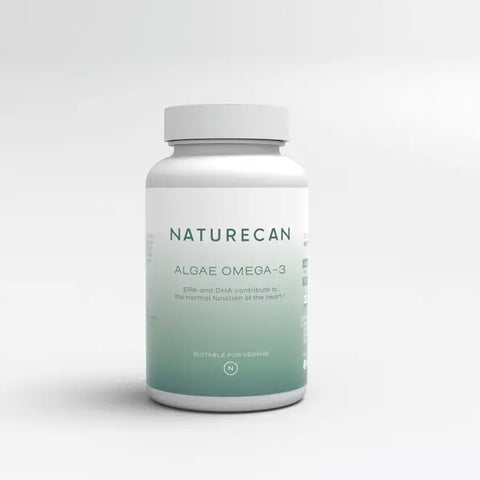 Fles van Vegan Algen Omega 3 met merknaam 'NATURECAN' en tekst over de hartfunctie op een witte achtergrond.
