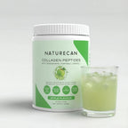 Collageen Peptiden Poeder van NATURECAN met appelsmaak naast een glas groene drank met ijsblokjes.