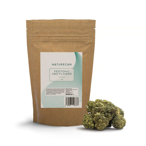 Verpakking van Fedtonic CBD Bloem met een bruine zak en gedroogde bloemen op de voorgrond.