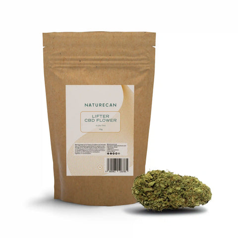 Bruine verpakking van Lifter CBD Bloem met een groene bloem ervoor en een wit label met productinformatie.