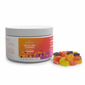 Een pot Vegan CBD Gummies met een kleurrijk fruitige label en verschillende gekleurde gummies ernaast.