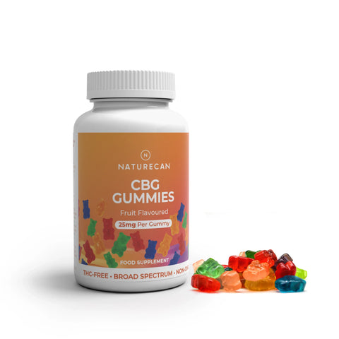 Een pot CBG Gummies met een kleurrijk label en fruitvormige gummies ernaast.