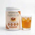 Collageen Peptiden Poeder van NATURECAN met karamel smaak, naast een glas koude drank met ijsblokjes.
