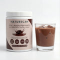 Collageen Peptiden Poeder van NATURECAN met chocoladesmaak naast een glas chocoladedrank met ijsblokjes.