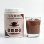 Collageen Peptiden Poeder van NATURECAN met chocoladesmaak naast een glas chocoladedrank met ijsblokjes.