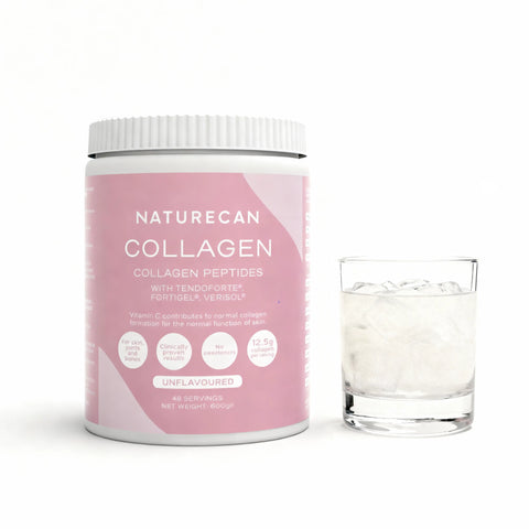 Collageen Peptiden Poeder van NATURECAN met een roze label, naast een glas met helder water.