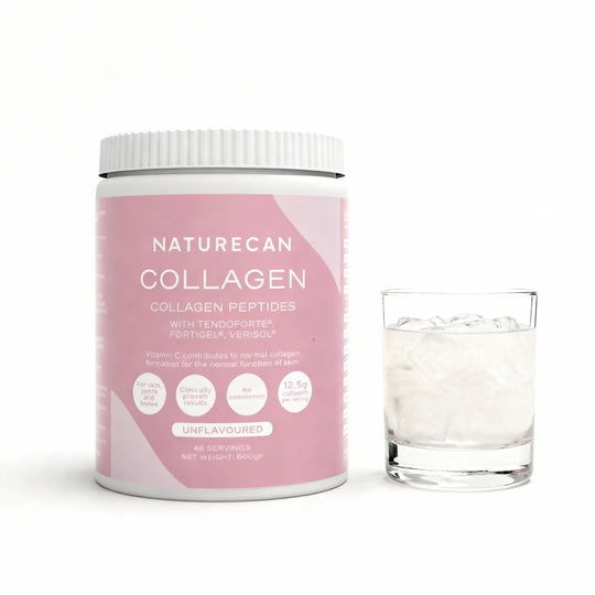 Collageen Peptiden Poeder van NATURECAN met een roze label, naast een glas met helder water.