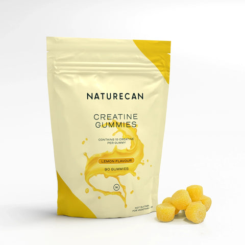 Naturecan Creatine Gummies in een gele zak met citroensmaak en enkele gele gummies ernaast.