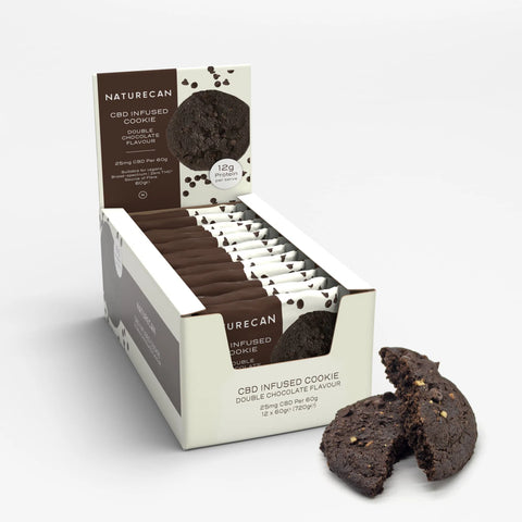 CBD Koekjes in een doos met een bruine en witte verpakking, met een gebroken koekje ervoor.