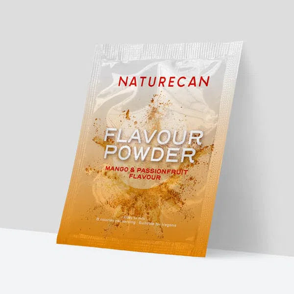 Naturecan Flavour Powder in een zak met mango- en passievruchtsmaak op een lichte achtergrond.