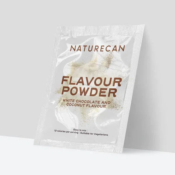 Naturecan Flavour Powder in een transparant zakje met witte chocolade- en kokosnootsmaak.