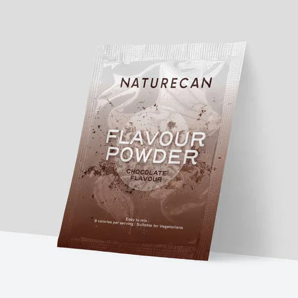 Naturecan Flavour Powder in een glanzende zak met chocoladesmaak op een lichte achtergrond.