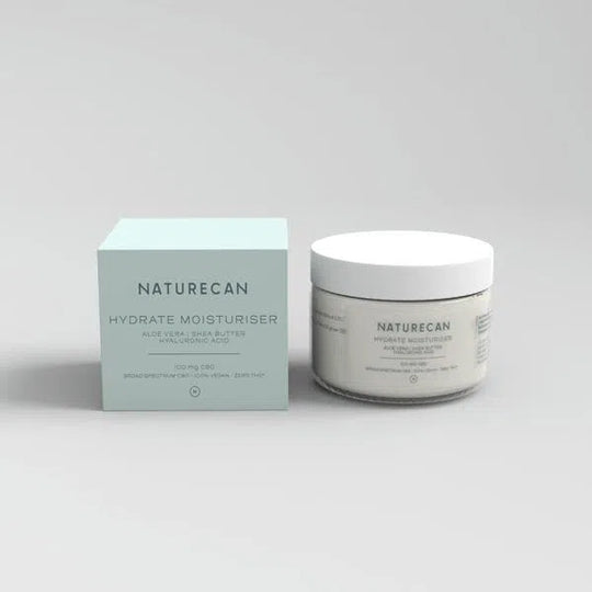 CBD Hydraterende Crème in een witte pot naast een lichtblauwe doos met de tekst 