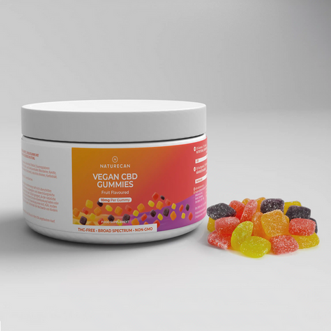 Een pot Vegan CBD Gummies met een kleurrijk fruitige label en verschillende gekleurde gummies ernaast.