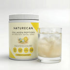 Collageen Peptiden Poeder van NATURECAN met citroensmaak naast een glas gevuld met ijsblokjes.