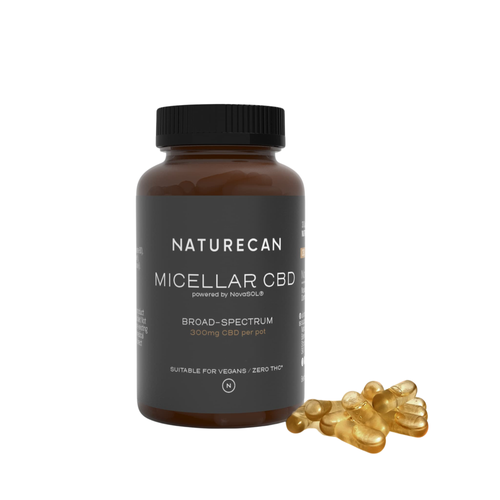 Micellar CBD Capsules in een bruine fles met zwart etiket waarop "broad-spectrum" en "geschikt voor veganisten" staat.
