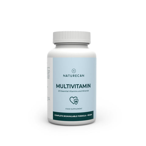 Multivitaminen in een witte fles met lichtblauw etiket en vegan-formule vermelding.