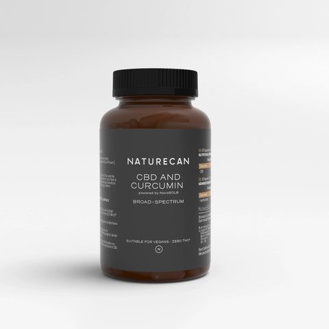 Bruine fles met zwarte dop van Naturecan CBD en Curcumin, met breed spectrum en vegan labelinformatie.