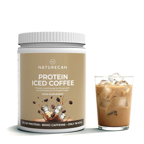 Eiwit koffie pot met opschrift "PROTEIN ICED COFFEE" naast een glas ijskoffie met ijsblokjes.