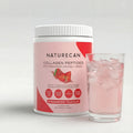 Collageen Peptiden Poeder van NATURECAN met aardbeiensmaak naast een glas roze drank met ijsblokjes.