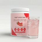 Collageen Peptiden Poeder van NATURECAN met aardbeiensmaak naast een glas roze drank met ijsblokjes.