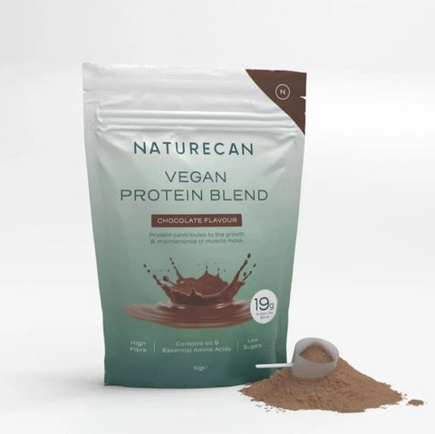 Verpakking van Naturecan Vegan Protein Blend met chocoladesmaak en een schepje poeder op de voorgrond.