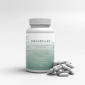 Zink en Magnesium Capsules verpakt in een witte fles met een groene tint en enkele capsules ernaast.