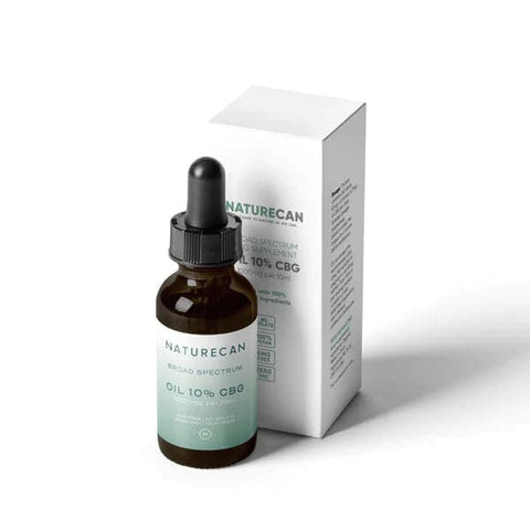 Flesje CBG Olie 10% van Naturecan met een druppelaar, voor een witte doos geplaatst.