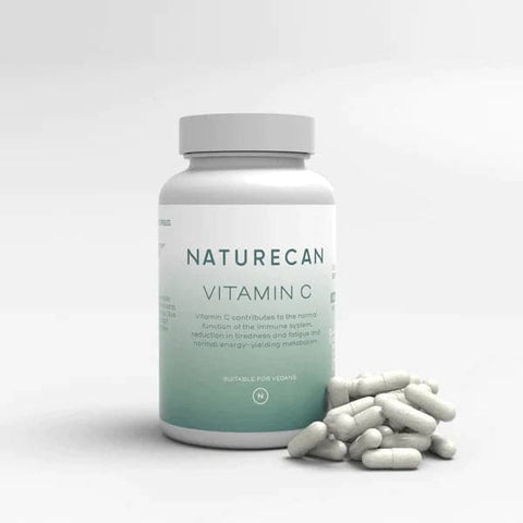 Een witte fles Naturecan Vitamine C met capsules verspreid aan de voorkant.